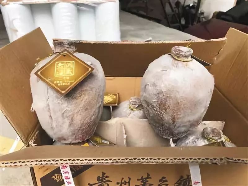 茅臺鎮(zhèn)洞藏酒：記者暗訪，網(wǎng)絡(luò)上網(wǎng)紅售賣“茅臺鎮(zhèn)洞藏酒”是爛酒！酒體只要1塊錢！