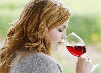 月經(jīng)時(shí)喝紅酒可以嗎？經(jīng)期喝紅酒有什么危害？
