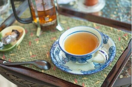 紅茶與紅酒功效是什么？紅茶與紅酒搭配功效互補。