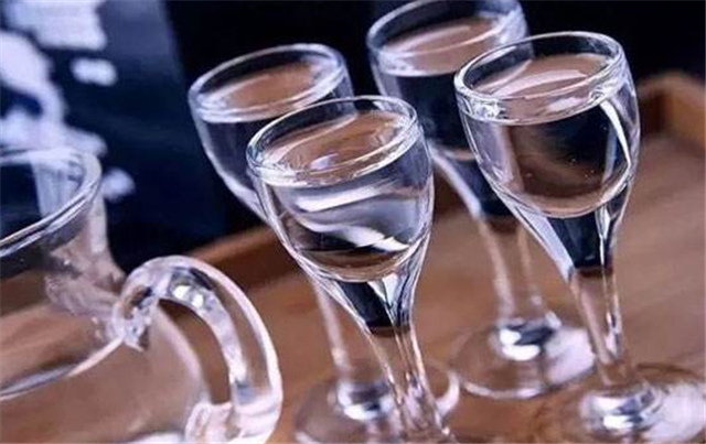 喝白酒燒胃怎么辦？解酒還遠(yuǎn)遠(yuǎn)不夠