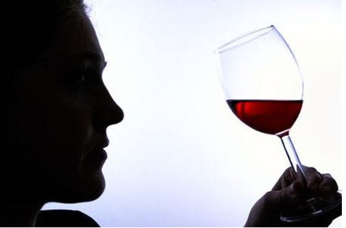 喝紅酒前為啥要“搖晃酒杯”？這不是“裝”著玩的