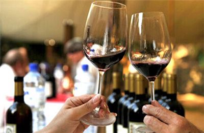 怎么持紅酒杯？喝紅酒怎么碰杯？