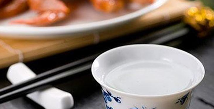 兩種不同的白酒兌在一起能喝嗎？?jī)端兀? width=