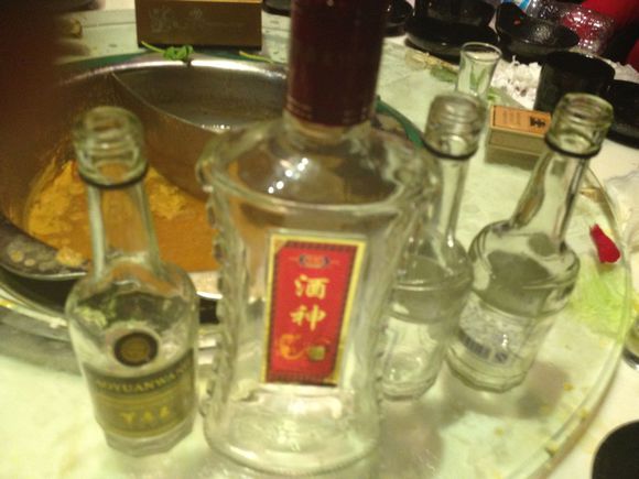 喝完白酒再喝啤酒有什么危害？啤酒跟白酒哪個(gè)危害大？