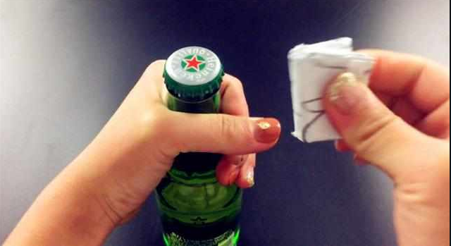 怎么空手打開啤酒瓶蓋？這幾個技巧可以學(xué)一下