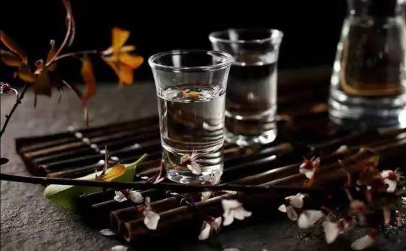 花甲能和白酒一起吃嗎？最好不要同食會(huì)引發(fā)身體不適