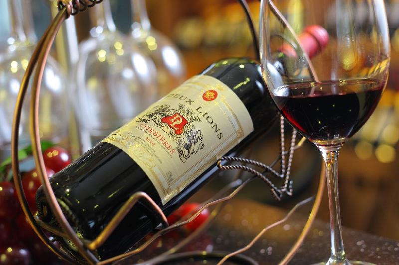 白酒和紅酒能混著喝嗎？白酒和紅酒那個更容易醉