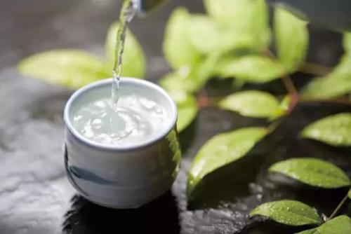 如何辨別白酒的優(yōu)劣？喝劣質(zhì)白酒有什么危害？