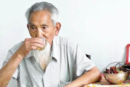 老年人喝什么酒比較健康？飲酒以后補(bǔ)充維生素B。