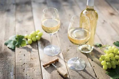 夏天應(yīng)該喝什么葡萄酒？夏天適合喝白葡萄酒