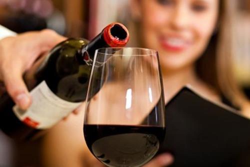 西方有什么倒酒的禮儀？倒酒有哪些禮儀講究？