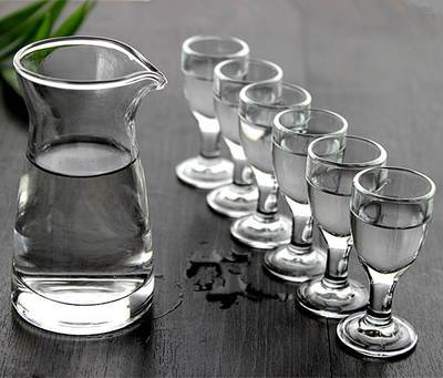 茅臺(tái)酒送的小酒杯有什么作用？喝白酒要用什么酒杯？