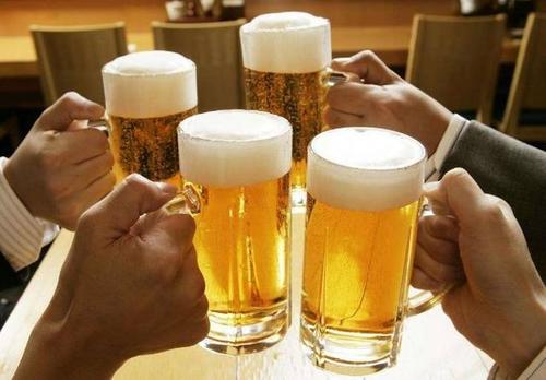 吃中藥可以喝啤酒嗎？吃中藥不建議喝啤酒。