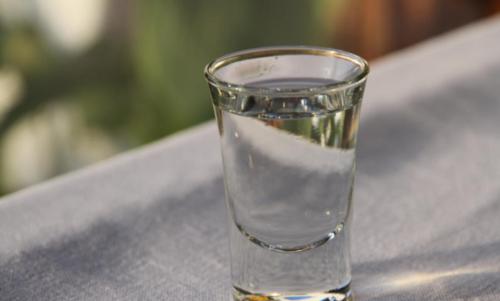 白酒是屬于寒性還是熱性？白酒屬于寒性食物。