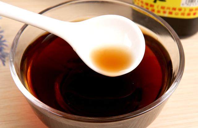 睡前可以喝黃酒嗎？晚上睡覺前喝黃酒好不好？