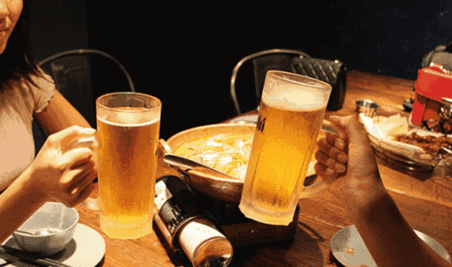 白酒和啤酒哪一個更傷肝？長期大量飲酒有什么危害？
