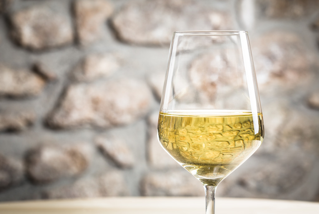 女人喝白葡萄酒有什么好處？女人喝白葡萄酒的5個好處