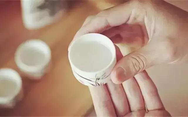 一天喝多少白酒合適什么時間喝最佳？你了解了嗎？