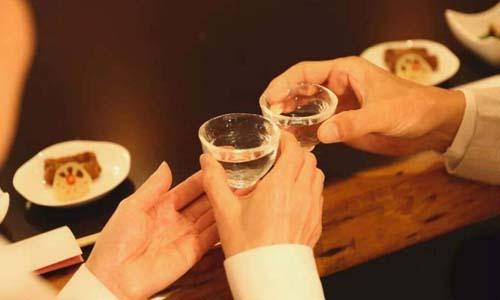 什么溫度下白酒口感比較好？如何正確的溫?zé)岚拙疲? width=