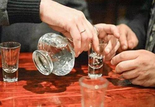 秋天喝白酒有什么好處？最適合喝白酒的季節(jié)是什么時(shí)候？