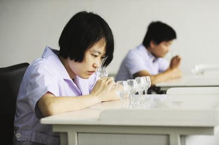 空杯聞香的方法是什么？如何通過空杯留香判斷白酒質(zhì)量？
