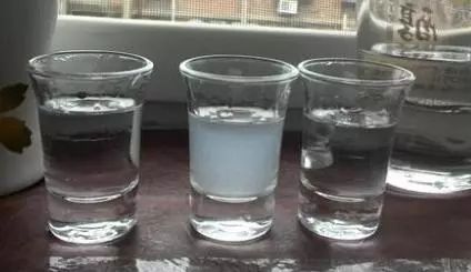 低度白酒產(chǎn)生渾濁的原因是什么？白酒有渾濁還可以喝嗎？