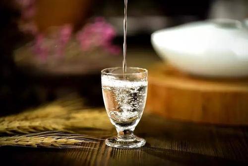 低度白酒是高度白酒加水嗎？高度白酒和低度白酒如何劃分？