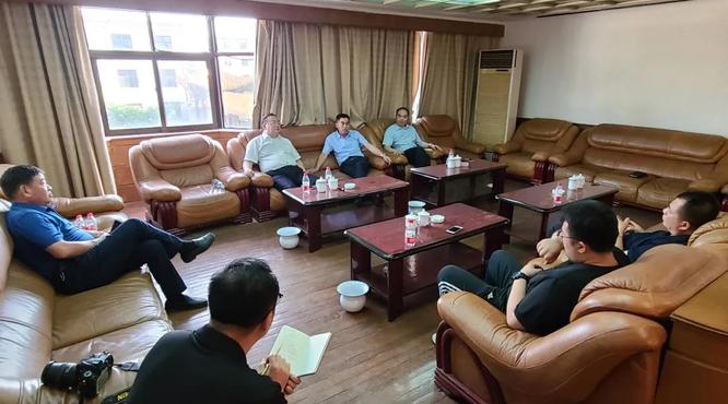 河南省酒業(yè)協(xié)會會長熊玉亮、總工程師趙書民一行蒞臨宋河酒業(yè)調(diào)研指導(dǎo)