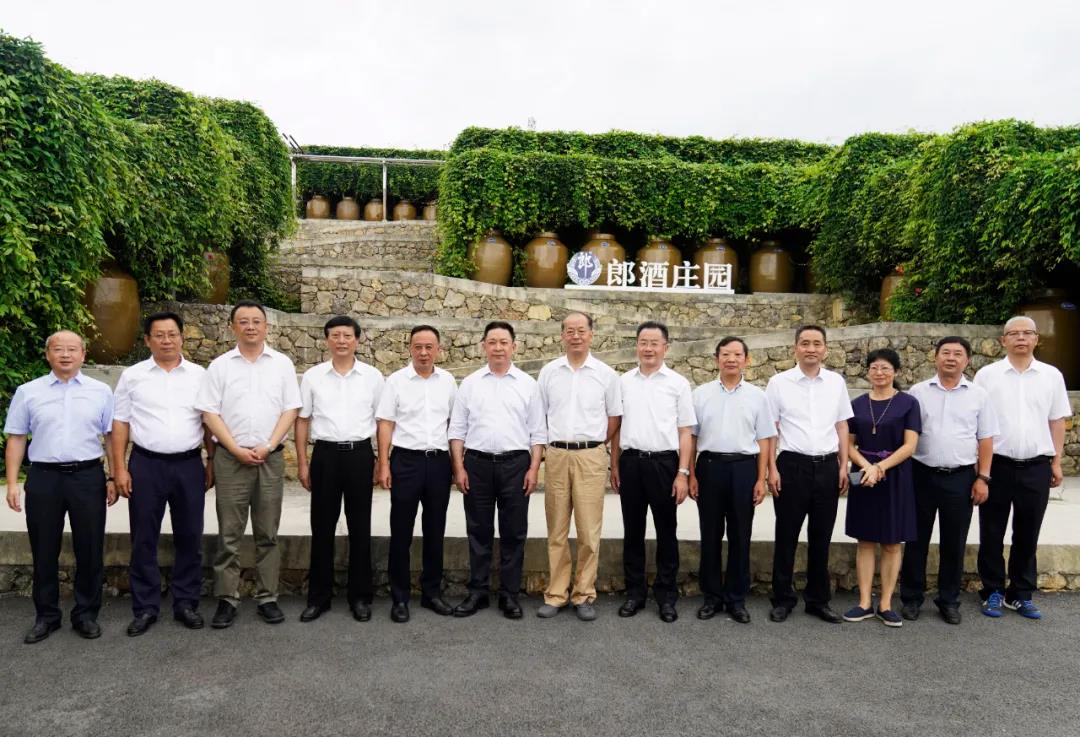省人大常委會(huì)黨組副書記、副主任黃新初率團(tuán)調(diào)研郎酒莊園