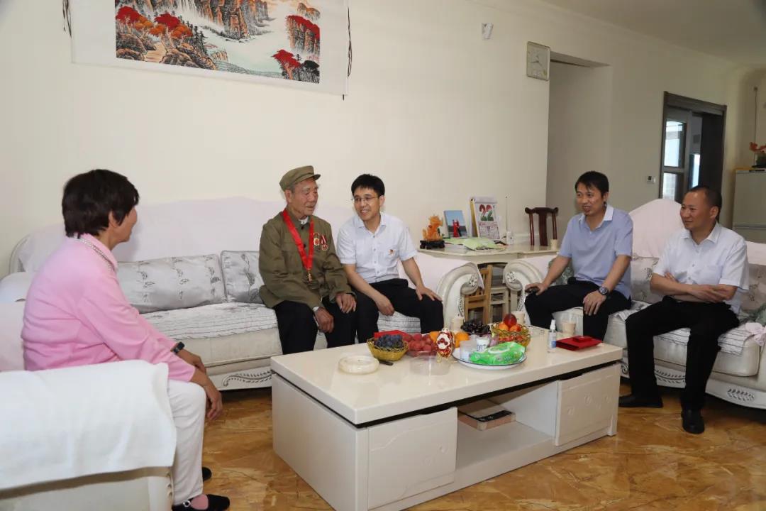 茅臺(tái)集團(tuán)持續(xù)走訪慰問獲頒“光榮在黨50年”紀(jì)念章老黨員