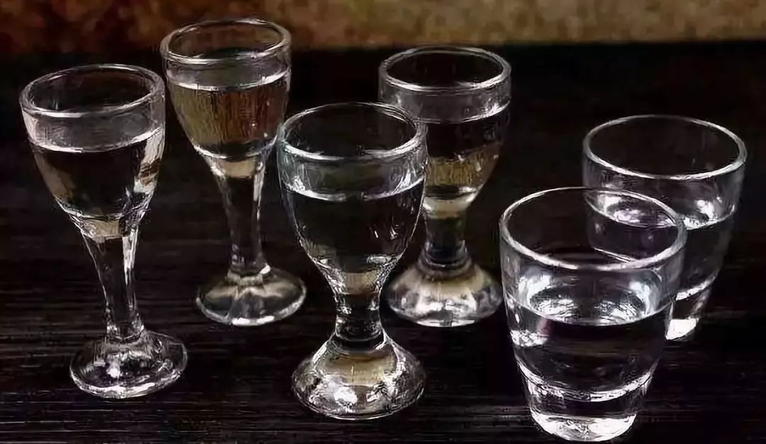 白酒和紅酒可以混著喝嗎？