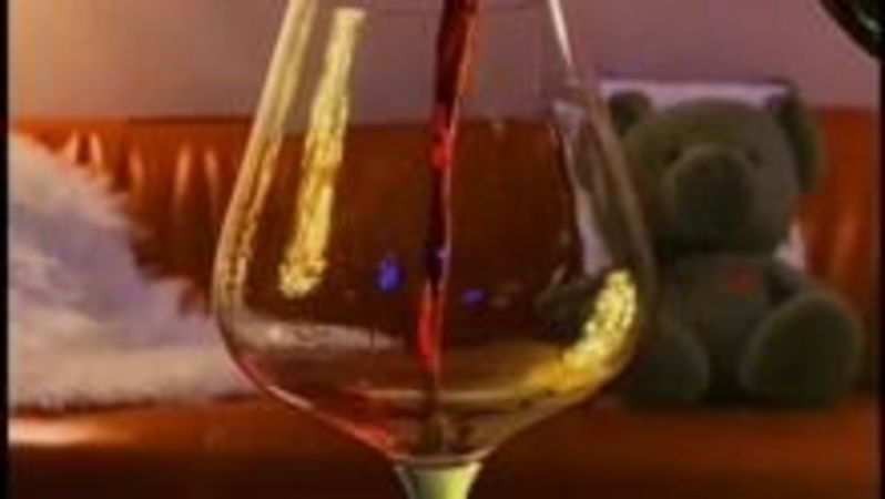 晚上喝紅酒聽(tīng)什么音樂(lè)(適合晚上喝紅酒的音樂(lè))