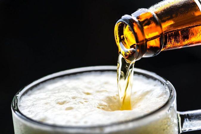 啤酒為什么會起泡(啤酒為什么會冒泡)